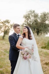 fotografo-matrimonio-abruzzo-abito-sposa-sposo-foto-campagna-romantiche-al-tramonto-casale-marino-pescara-bouquet