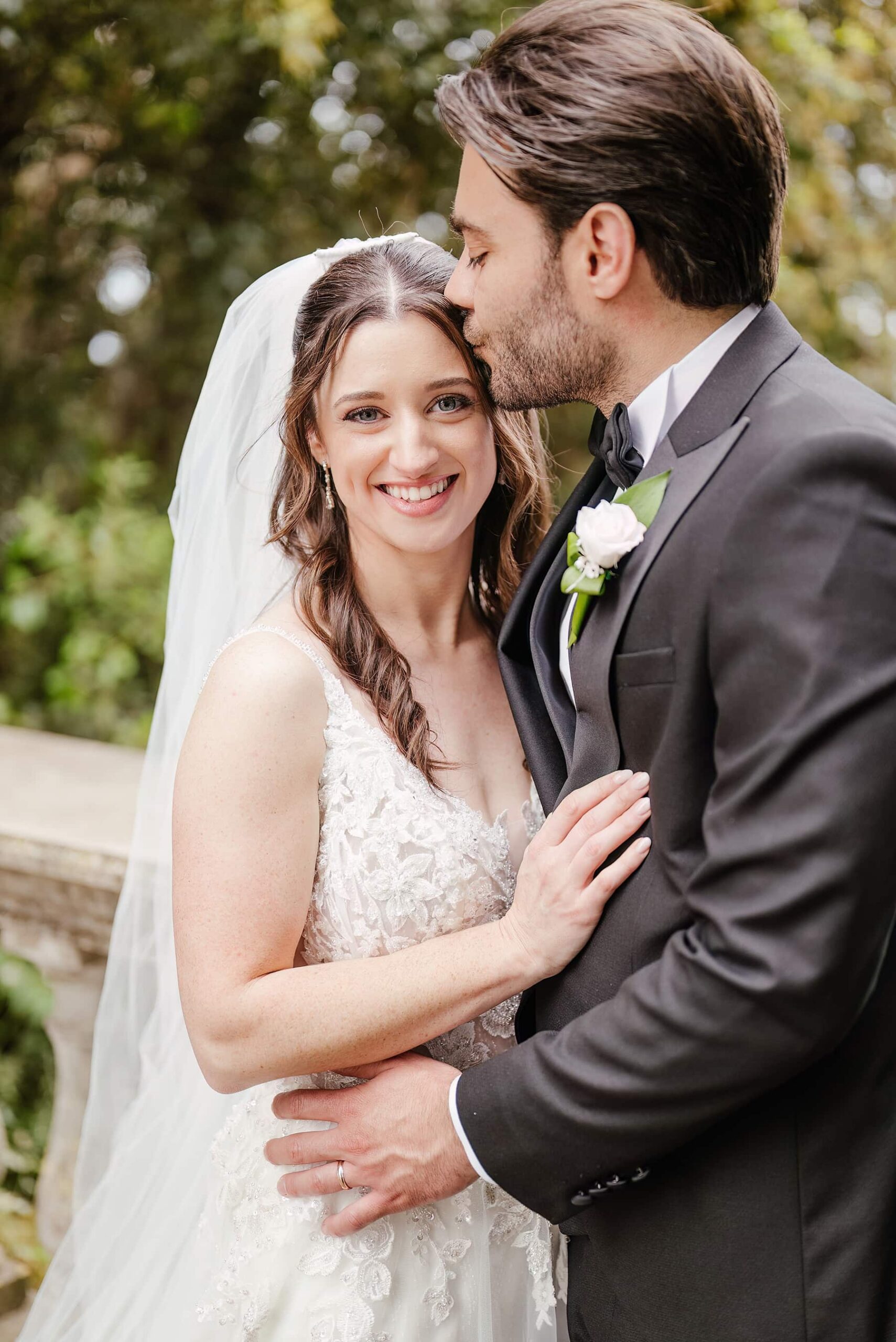 italy-wedding-photographer-portraits-newlyweds-natural-pictures-bride-groom
