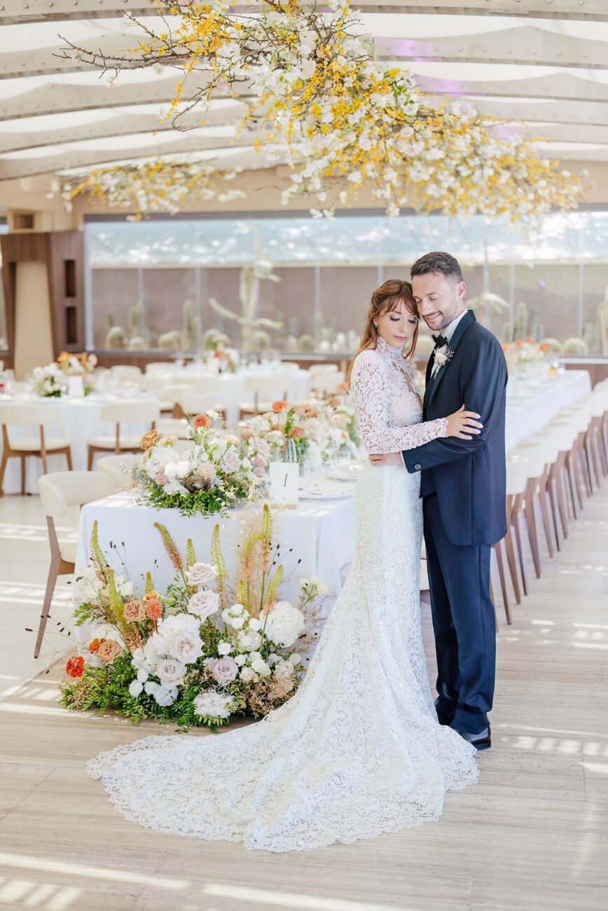Abruzzo-wedding-photographer-in-Italy-Aldo-Dani-wedding-decor-floral-couple-villa-estea